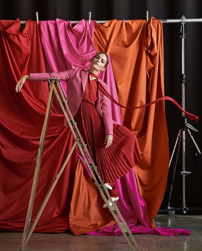 Laura Ponte (Uno Models), con chaqueta y vestido de seda, falda, pantalón y zapatos, todo de VALENTINO (c. p. v.). Atrezo: rasos en rosa, rojo y naranja, ref. Nura de Manuel Canovas en Gastón y Daniela (85,30 €).