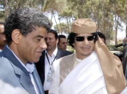 En la imagen, Abdullah al-Senussi (i), jefe de los servicios de inteligencia del Gobierno de Gadafi, junto al líder Muamar Gadafi (d) en Libia. EFE/Archivo