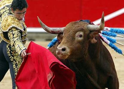 El Fandi, en el quinto toro de la tarde, al que cortó una oreja.