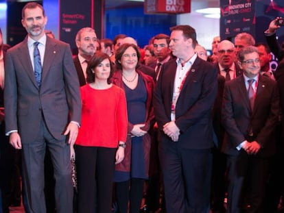 Carles Puigdemont, Oriol Junqueras y Felipe VI junto a Soraya Sáenz de Santamaría y Ada Colau, en el Mobile World Congress de 2017. 