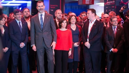 Carles Puigdemont, Oriol Junqueras y Felipe VI junto a Soraya Sáenz de Santamaría y Ada Colau, en el Mobile World Congress de 2017.