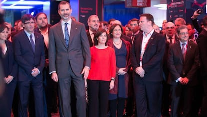 Carles Puigdemont, Oriol Junqueras y Felipe VI junto a Soraya Sáenz de Santamaría y Ada Colau, en el Mobile World Congress de 2017. 