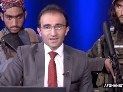 Mirwais Haidari Hadqoost, rodeado de talibanes durante la retransmisión.