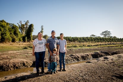 La familia Reinolde en el azud seco, con lo que queda de agua al fondo.