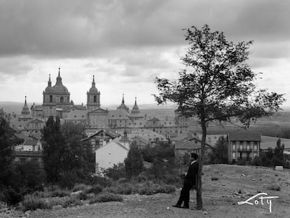El fotógrafo de Loty, Antonio Passaporte, contempla una vista de la población y del Monasterio de San Lorenzo de El Escorial.