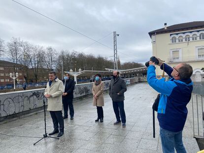 Aitor Esteban, portavoz del PNV en el Congreso, comparece este viernes en Vitoria junto a otros representantes del partido.