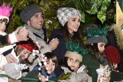 La familia compuesta por el cantante David Bustamante, la actriz Paula Echevarría y su hija Daniela, disfrutaron y saludaron desde una carroza al público en la Cabalgata de los Reyes Magos de Madrid.