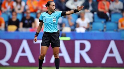 La árbitra brasileña Edina Alves pita un partido en el Mundial femenino de Francia.