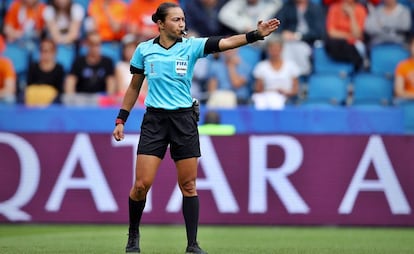 La árbitra brasileña Edina Alves pita un partido en el Mundial femenino de Francia.