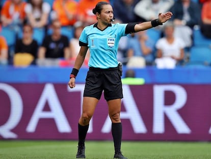 A árbitra Edina Alves apitou a última Copa do Mundo feminina, na França.