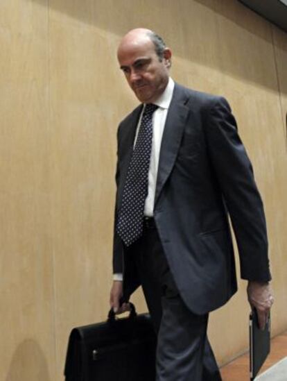 El ministro de Economía, Luis de Guindos, a su llegada a la Comision de Economia del Congreso.