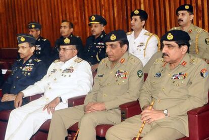 La cúpula de las Fuerzas Armadas de Pakistán, con el general Ashfaq Kayani (segundo por la derecha) a la cabeza, ayer en el Parlamento de Islamabad.