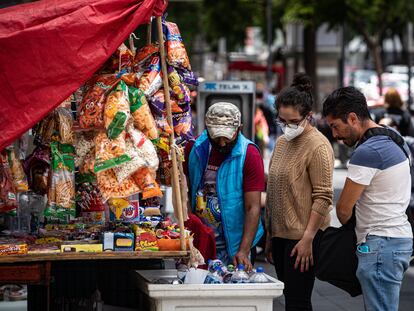 Una pareja compra bebidas en un puesto callejero de Ciudad de México, el 07 de Agosto de 2020. FOTO: Nayeli Cruz