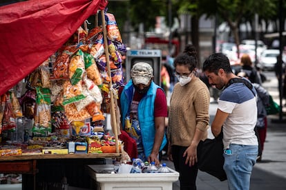 Una pareja compra bebidas en un puesto callejero de Ciudad de México, el 07 de Agosto de 2020. FOTO: Nayeli Cruz