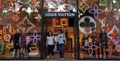 Dos clientas abandonan una tienda de Louis Vuitton en el distrito de moda de Omotesando, en Tokio.