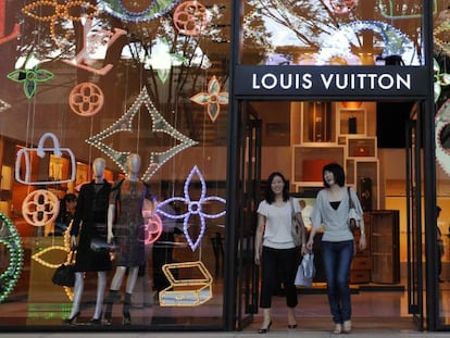 Dos clientas abandonan una tienda de Louis Vuitton en el distrito de moda de Omotesando, en Tokio. 