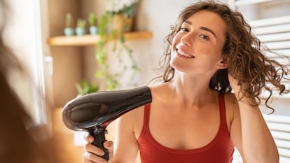 Seca tu cabello de manera segura y sin dañarlo este verano. GETTY IMAGES.