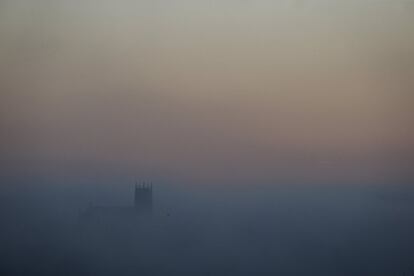 La iglesia de Zorroaga de San Sebastián (España) amanecía hoy entre una densa niebla. Las temperaturas mínimas en el País Vasco no cambiarán y las máximas ascenderán, mientras que los vientos soplarán flojos del sur y del sureste.