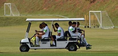 Los jugadores de Argelia abandonan el entrenamiento.