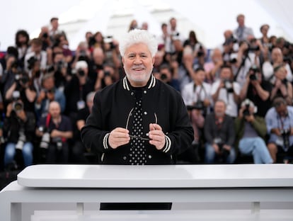 El director de cine español Pedro Almodóvar posa para los medios gráficos en el Festical Internacional de Cannes, el 17 de mayo.