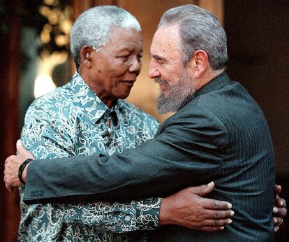 Nelson Mandela recibe a Fidel Castro en su casa de Johannesburgo, en septiembre de 2001. Castro asistió a Sudáfrica a la Conferencia Mundial Contra el Racismoen la ciudad de Durban.