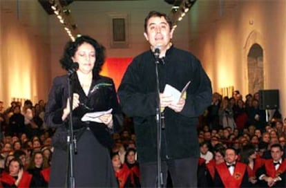 Aitana Alberti, hija de Rafael, y el poeta Luis García Montero, en una lectura celebrada en la Universidad de Granada.