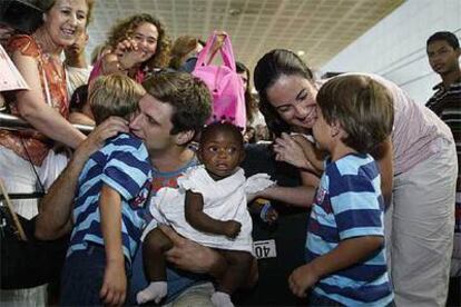 La familia Torrent, con Olivia en el centro, a su llegada al aeropuerto de Barcelona.