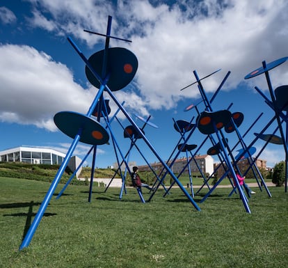 'Mikado flowers', proyecto de Malte Martin levantado en el Parque de Felipe VI e indultado en la edición de 2024. Foto cedida por Concéntrico.