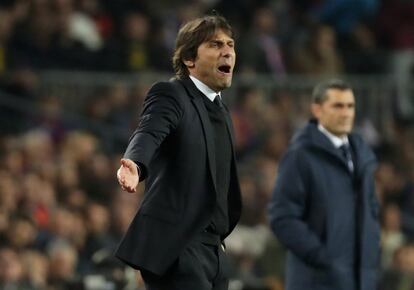Antonio Conte, entrenador del Chelsea, da instrucciones a sus jugadores.
