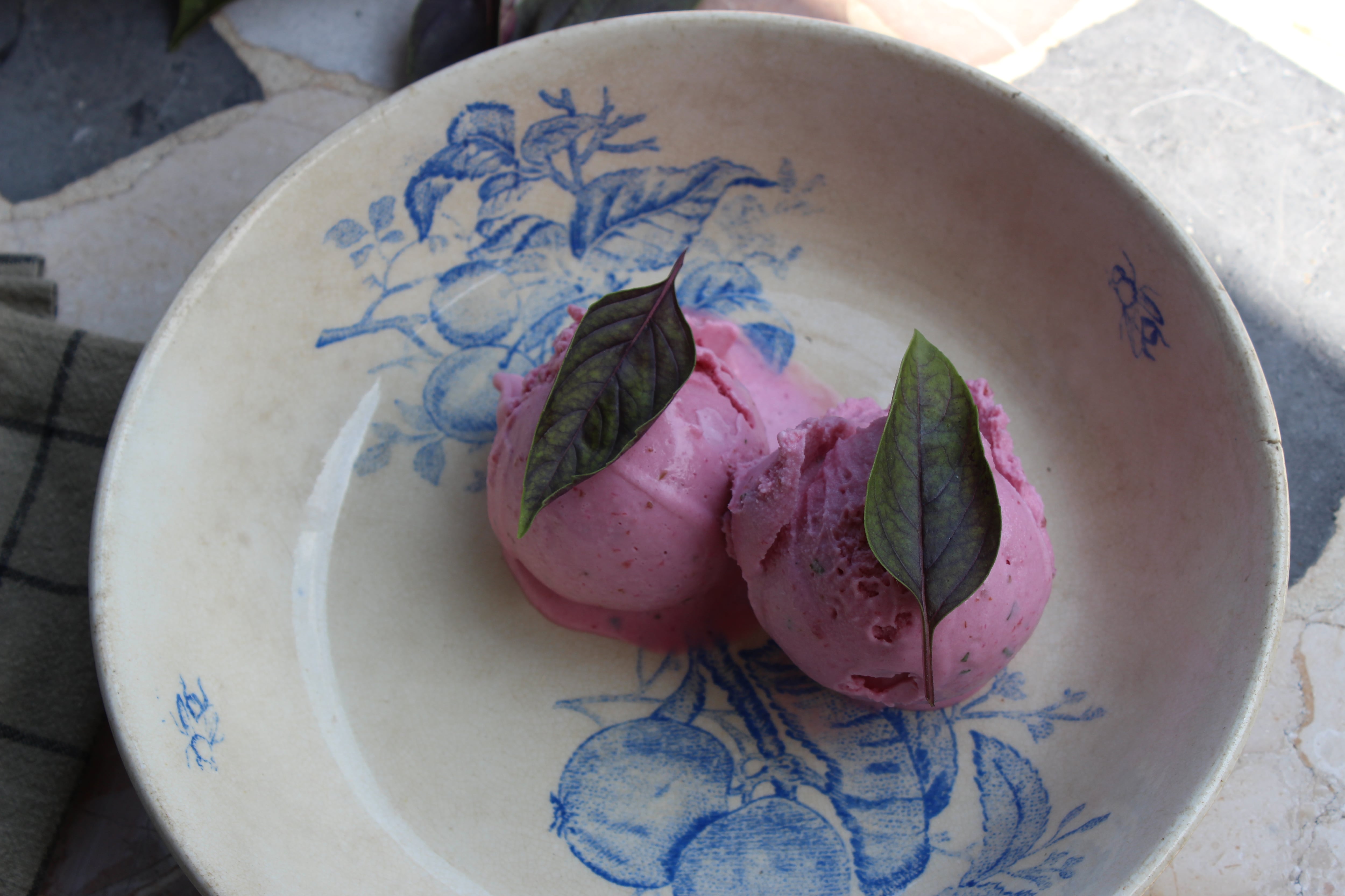 Receta de helado de fresa, remolacha y albahaca para hacer en casa
