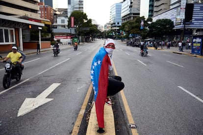 Un hombre observa las calles del centro de Caracas.