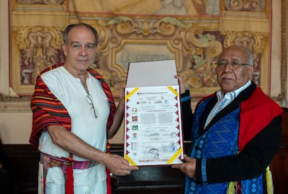 Vitalino Similox, rector de la Universidad Maya Kaqchikel, le entrega el doctorado honoris causa a Daniel Mato en Palacio Nacional este jueves.