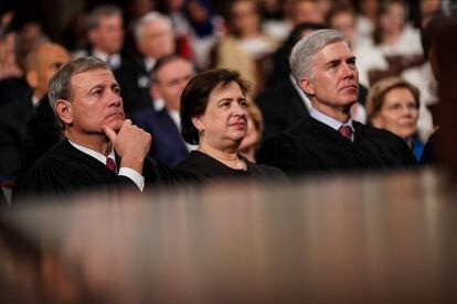 Los jueces de la Corte Suprema John Roberts, Elena Kagan y Neil Gorsuch asisten al discurso.