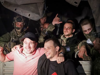 Dos hombres posaban el sábado junto a mercenarios de Wagner en Rostov del Don, en el suroeste de Rusia.