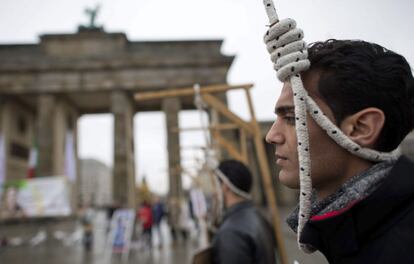 Un iraní protesta contra las ejecuciones y lapidaciones que se producen en Irán, frente a la Puerta de Brandenburgo, en Berlín (Alemania), en el Día Internacional de los Derechos Humanos.