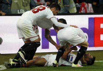 El defensa del Sevilla Coke es felicitado por sus compañeros tras marcar el tercer gol frente al Liverpool.