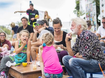 Gente comiendo y bebiendo en el mercado de Las Dalias, Ibiza.