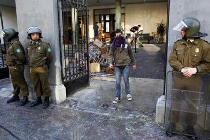 Carabineros montan guardia el pasado 23 de septiembre en la entrada del Liceo de secundaria Jose Victorino Lastarria después de que fuera reocupado por los alumnos.