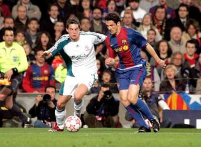 Agger pugna con Zambrotta en el Barça-Liverpool de la Liga de Campeones.