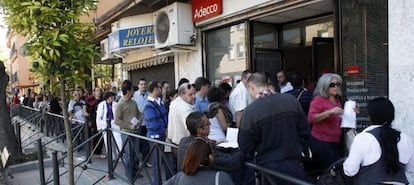 Cola ante de la oficina de Adecco de Getafe esta mañana.