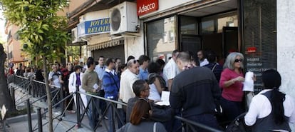 Cola ante de la oficina de Adecco de Getafe esta ma&ntilde;ana.