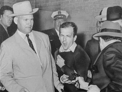 Jack Ruby dispara a Lee Harvey Oswald en Dallas el 24 de noviembre de 1963.