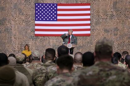 Donald Trump, acompañado de la primera dama, Melania Trump, durante unas declaraciones a las tropas de los EE UU en una visita inesperada a la base aérea de Al Asad (Irak).