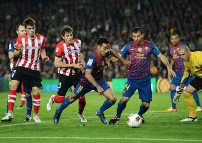 Thiago, Mascherano y Valdés, durante el Barça-Athletic.