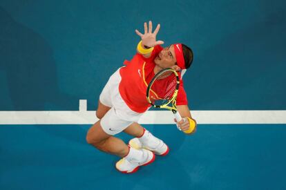 Nadal sirve durante el partido contra Basilashvili.