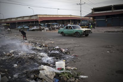 Algunos revuelven en la basura, buscan comida o se apresuran a llenar cubos cuando el camión del agua para en su vecindario. El último informe de Transparencia Internacional recuerda que "en el país no existe un sector que esté libre de los hilos de la corrupción”. Y entre los negocios ilegales, la ONG destaca "la operación Money Flight, un desfalco a PDVSA de 1.200 millones de dólares”, a los que se suman otros miles que, según las acusaciones, se llevó el exresponsable de la tesorería nacional Alejandro Andrade Betancourt —actual presidente de la firma española de gafas Hawkers— y las operaciones de blanqueo del exviceministro de Energía Nervis Villalobos.