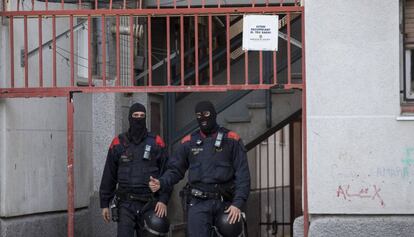 Dos agentes de los Mossos en Sant Roc