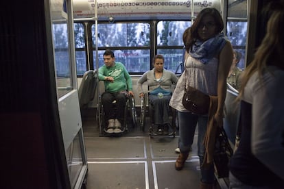 El Metrobús de la Ciudad de México es el único transporte público realmente adaptado para las personas con discapacidad. Pero aún así, ellos deben subirse cuando el vehículo está vacío. Para ello se suben en el final del trayecto de la dirección contraria a la suya y esperan a que de la vuelta. Tres paradas después ya no se puede respirar.