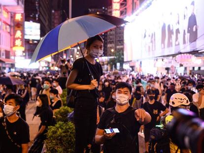 Manifestación ante una estación de tren en Hong Kong, este viernes.