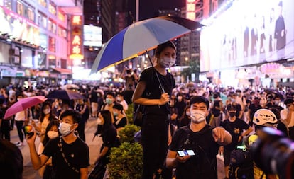 Manifestación ante una estación de tren en Hong Kong, este viernes.